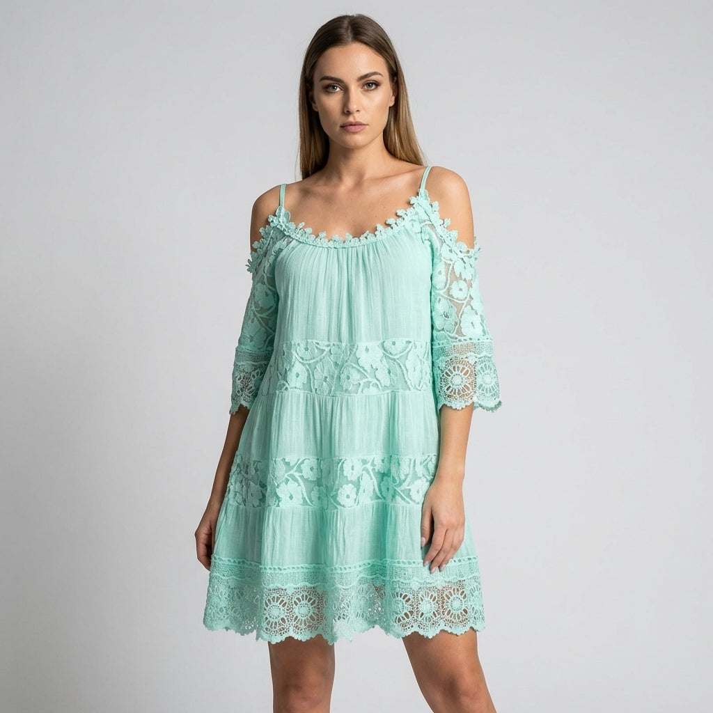 Vestido curto de verão com renda de croché e bordado