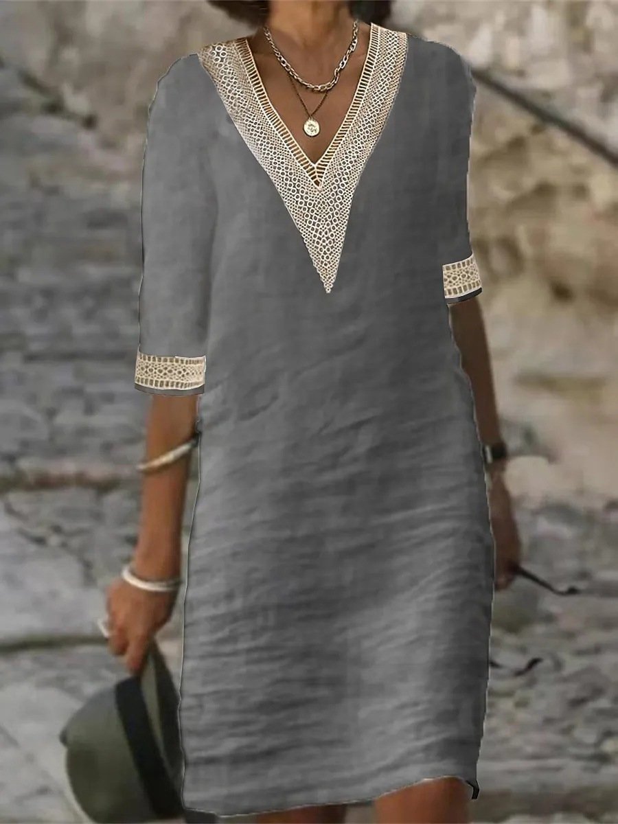 Relaxed dress in linen blend with V-neckline and lace trim