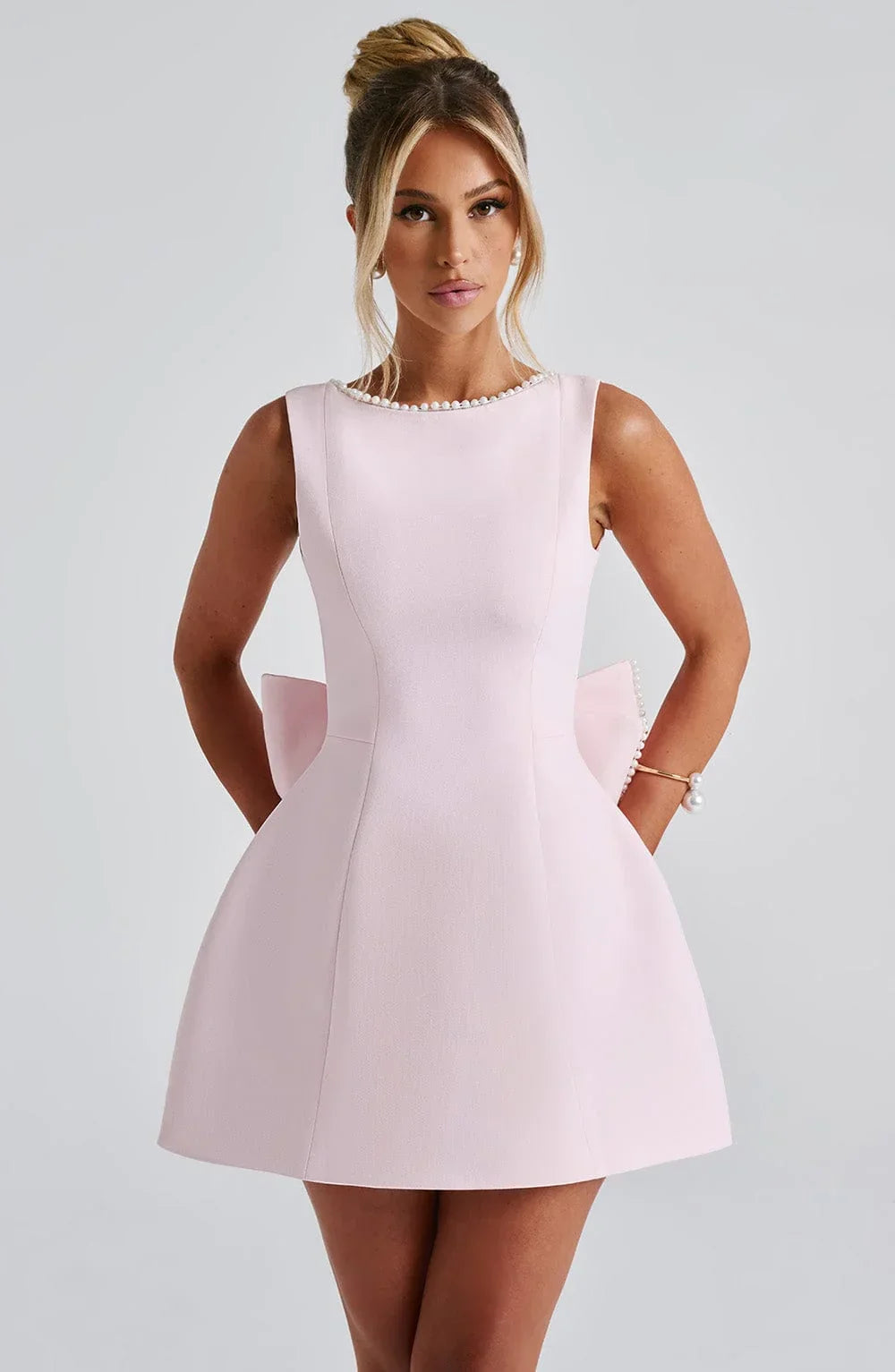 Vestido curto para mulher com laço decorativo nas costas