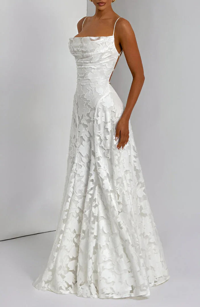 Robe longue femme en coton avec bretelles fines et motifs floraux colorés, idéale pour les journées ensoleillées.