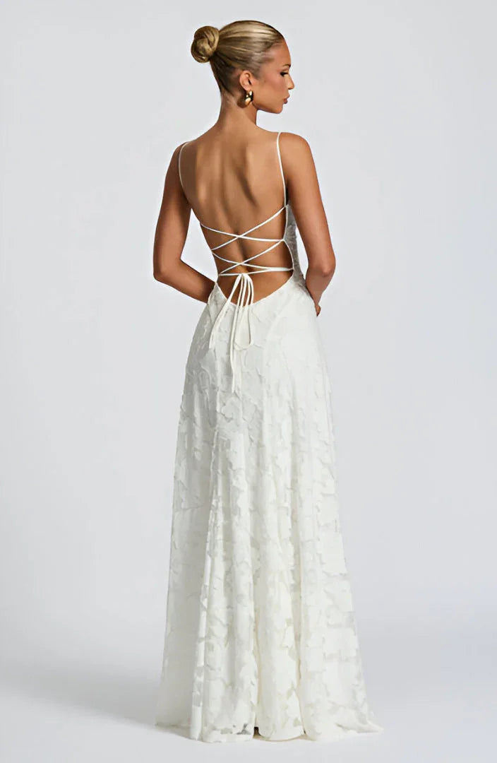 Robe longue femme en coton, avec bretelles fines et motifs floraux colorés sur fond clair, parfaite pour les journées d'été.