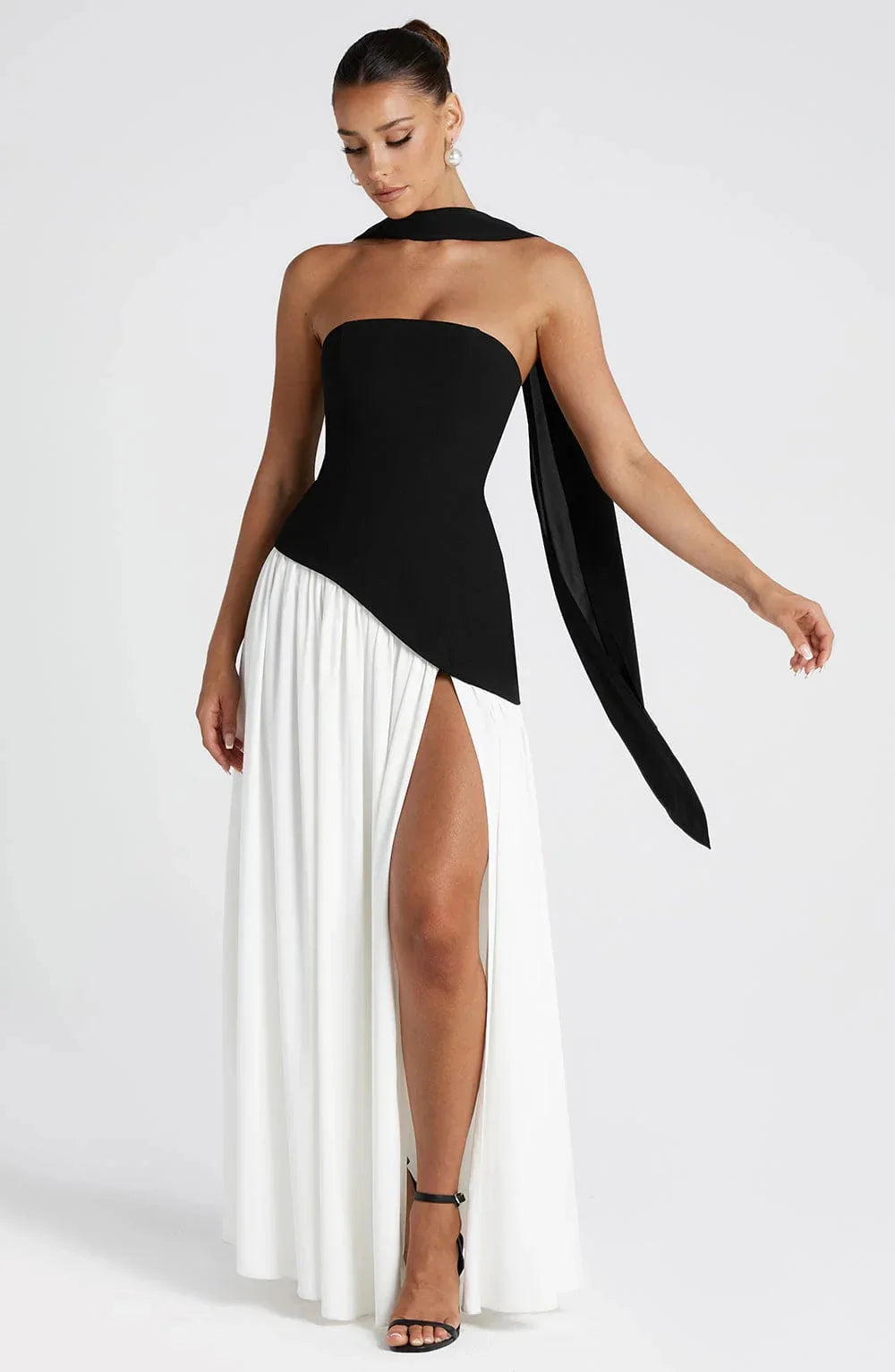 Robe longue femme en coton, col ras-du-cou avec fente sur le côté pour une silhouette élégante et confortable.