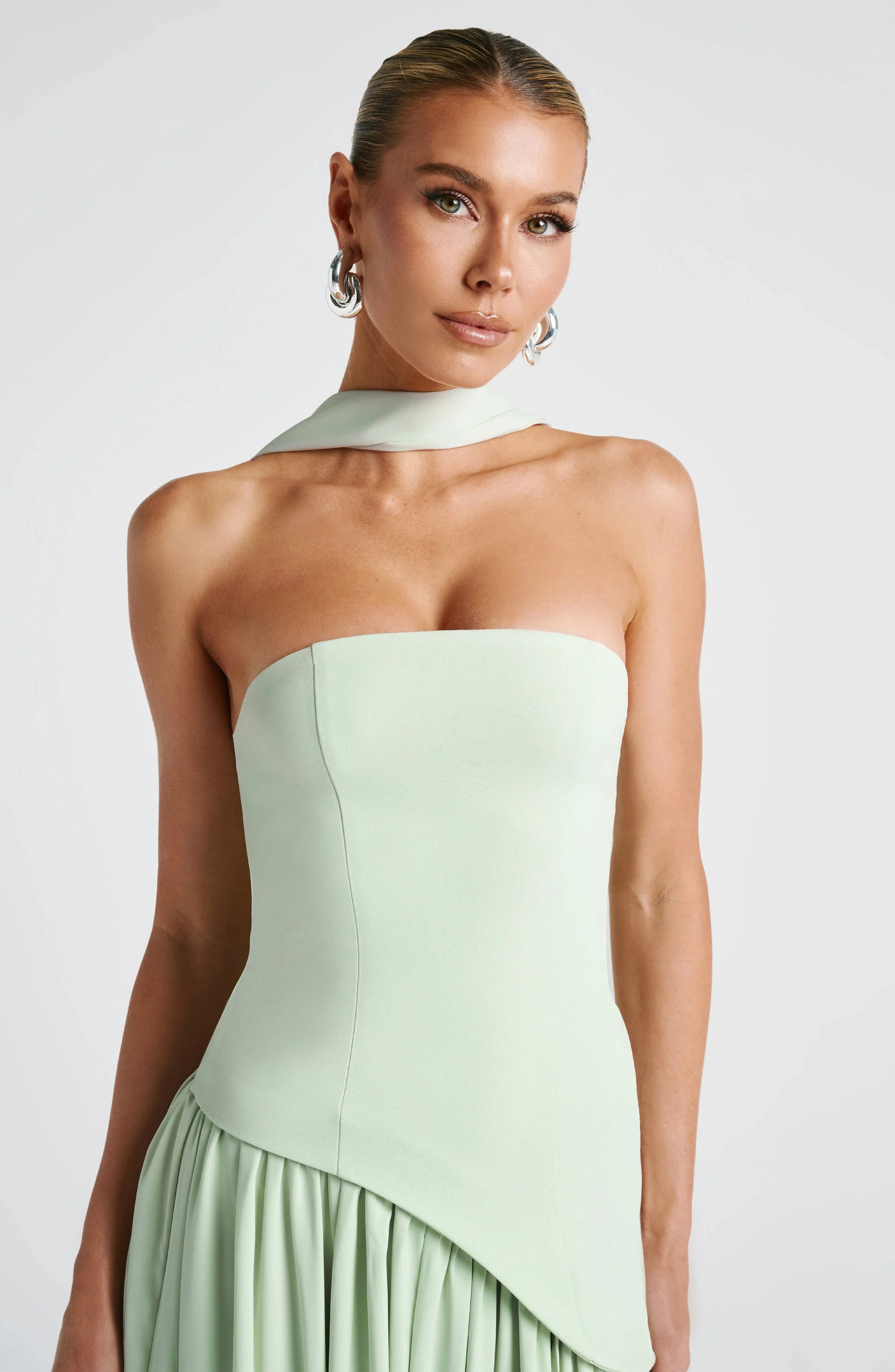 Robe longue femme en coton, col ras-du-cou, fente sur le côté, idéale pour un look décontracté.