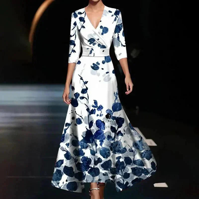 Robe longue bleue pour femme avec col V, imprimé floral et ceinture, idéale pour une tenue décontractée ou habillée.