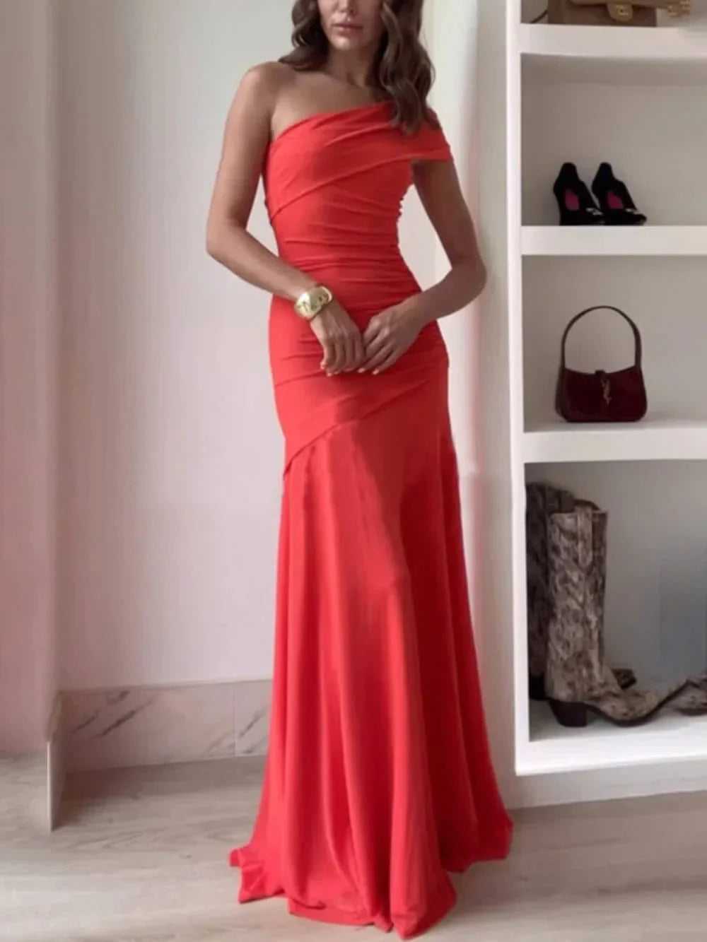 Robe longue rouge à une épaule avec détails froncés, en tissu léger pour une silhouette élégante et fluide.