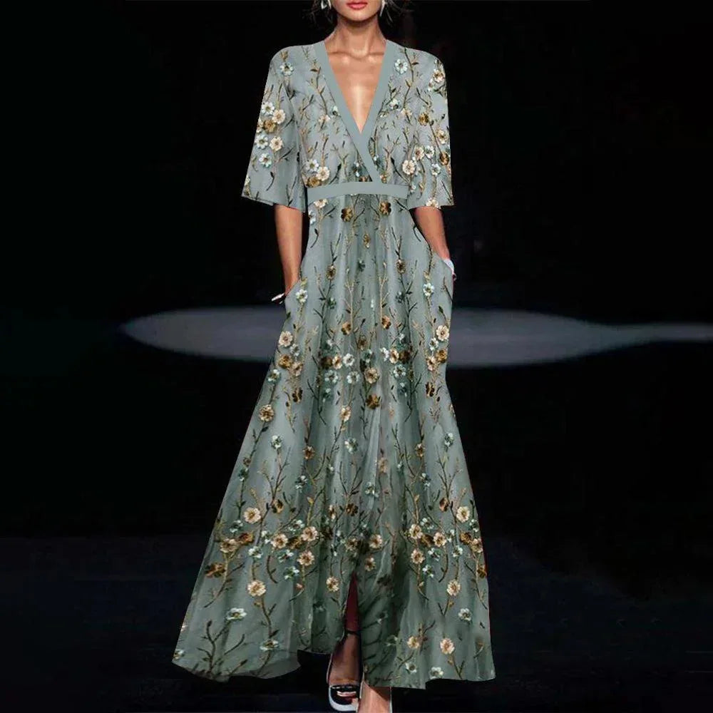 Robe longue verte à fleurs, décolleté plongeant, manches courtes en tissu léger, idéale pour les soirées printanières.
