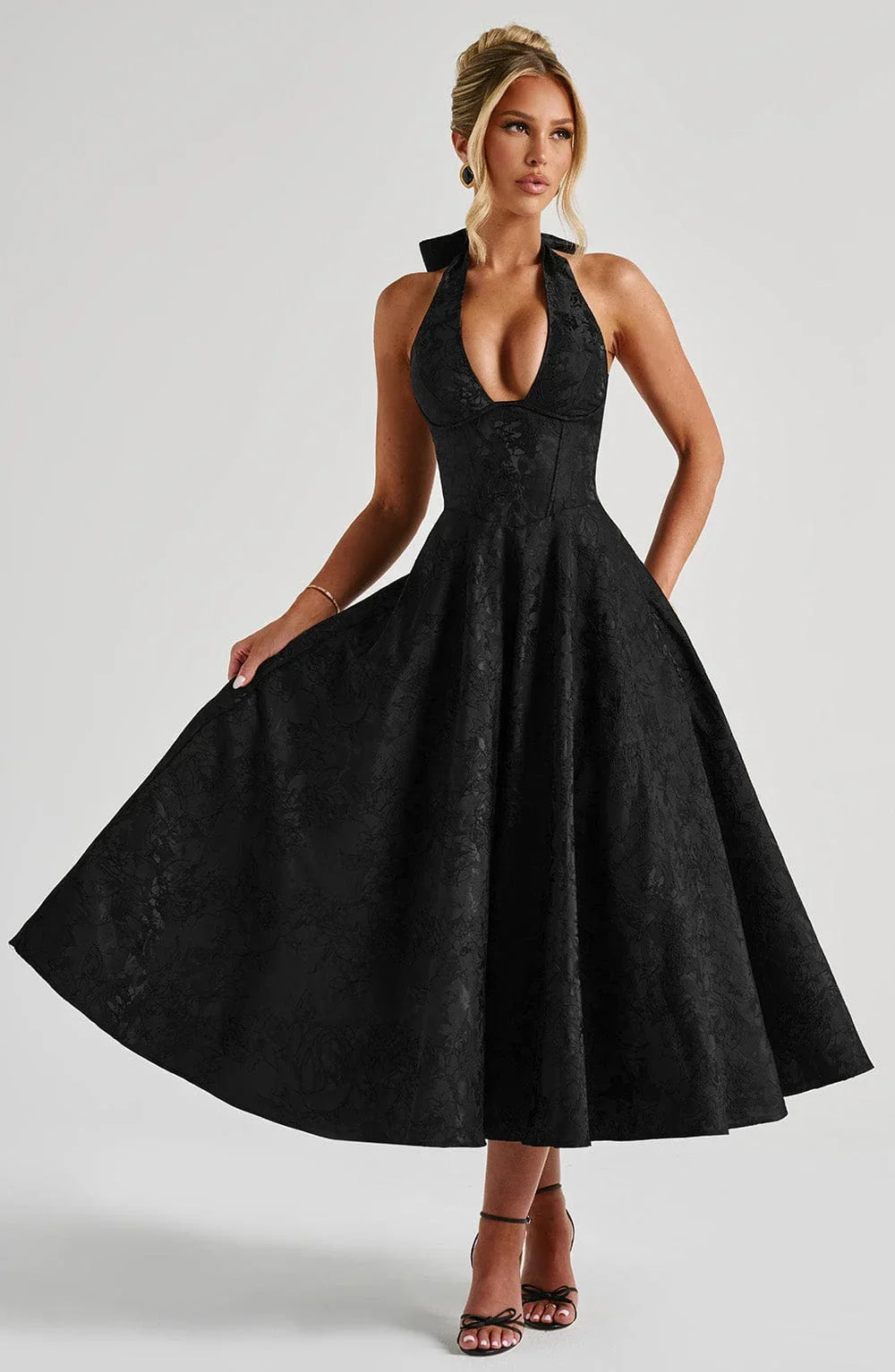 Robe midi en coton, dos nu et jupe évasée, idéale pour les journées chaudes avec un style élégant et décontracté.