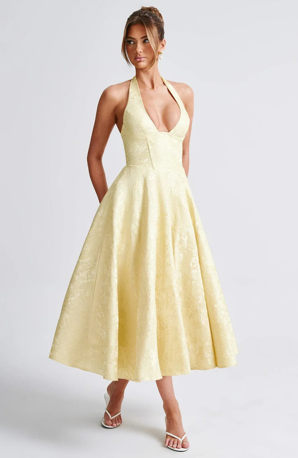 Robe midi femme en tissu léger, dos nu et jupe évasée, idéale pour les journées estivales.
