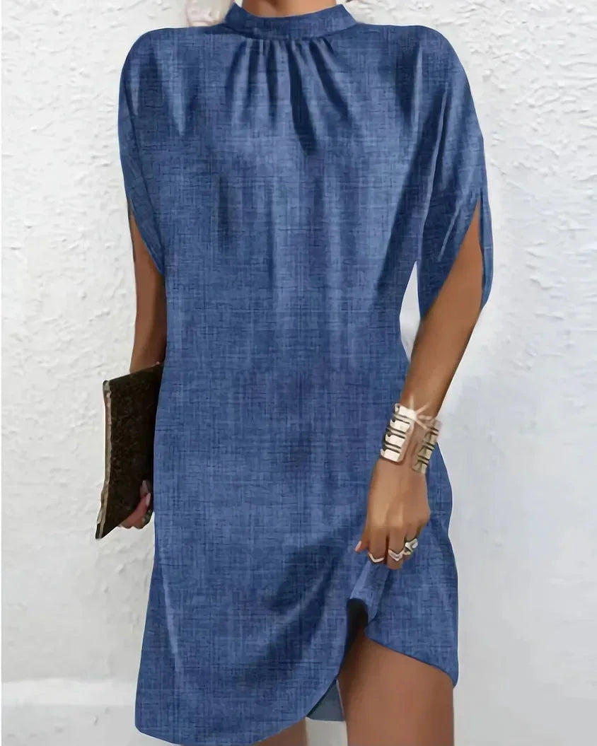 Robe courte à manches chauve-souris, col plissé, en tissu léger; disponible en plusieurs couleurs pour soirées élégantes.