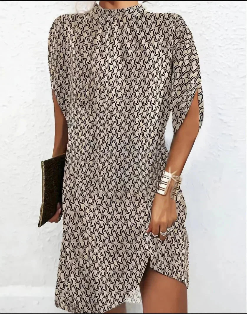 Robe courte en tissu léger, manches chauve-souris et col plissé, disponible en plusieurs couleurs pour vos soirées.