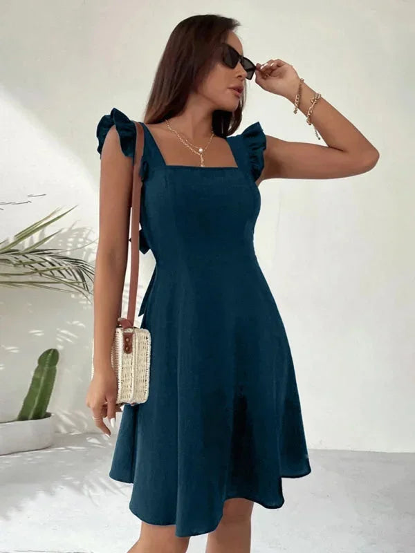 Robe courte évasée d'été en tissu léger, avec volants et manches à bretelles, disponible en plusieurs couleurs.