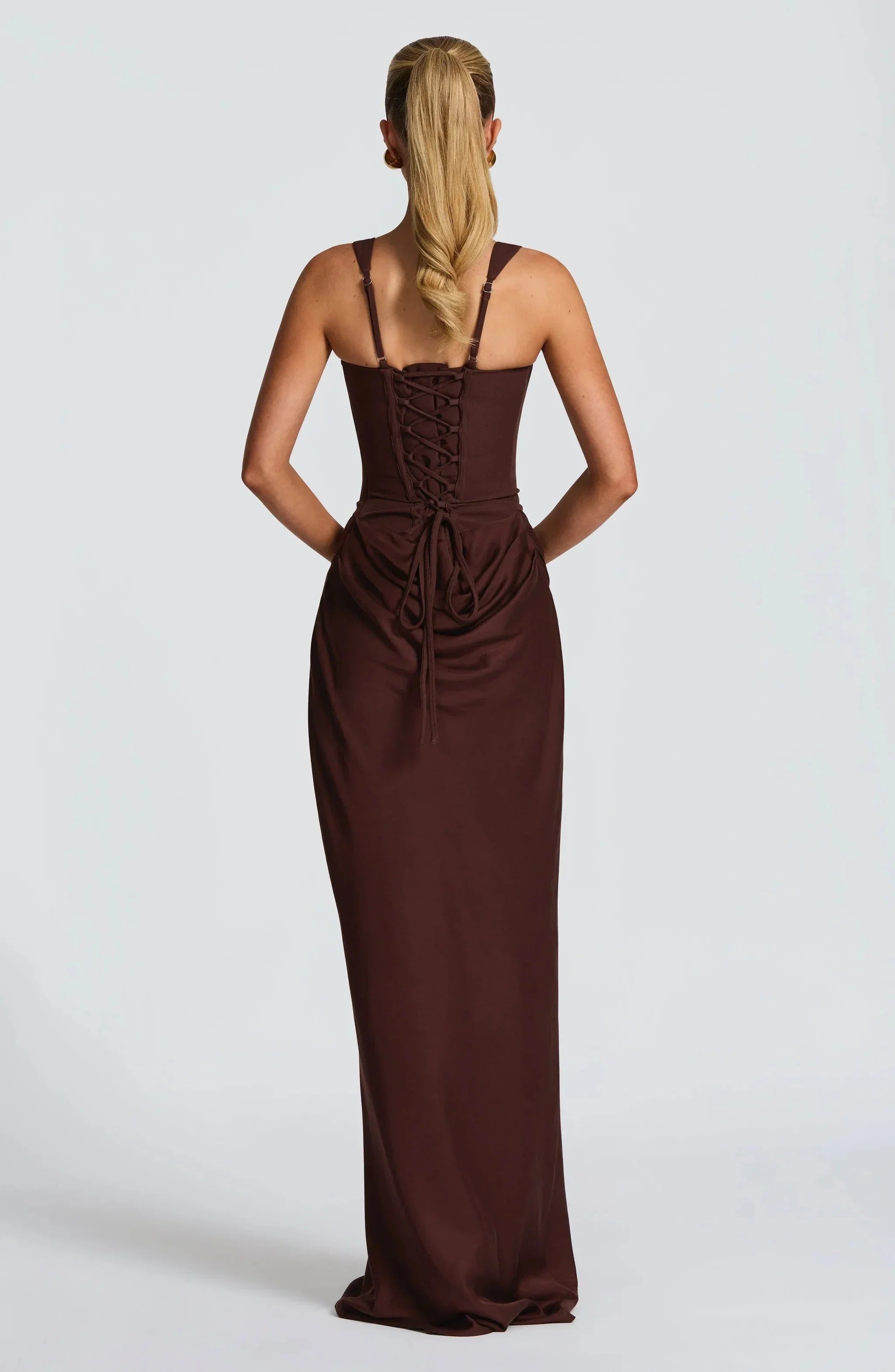 Robe moulante femme dos nu en coton stretch, avec une coupe ajustée et une finition élégante pour un look chic.