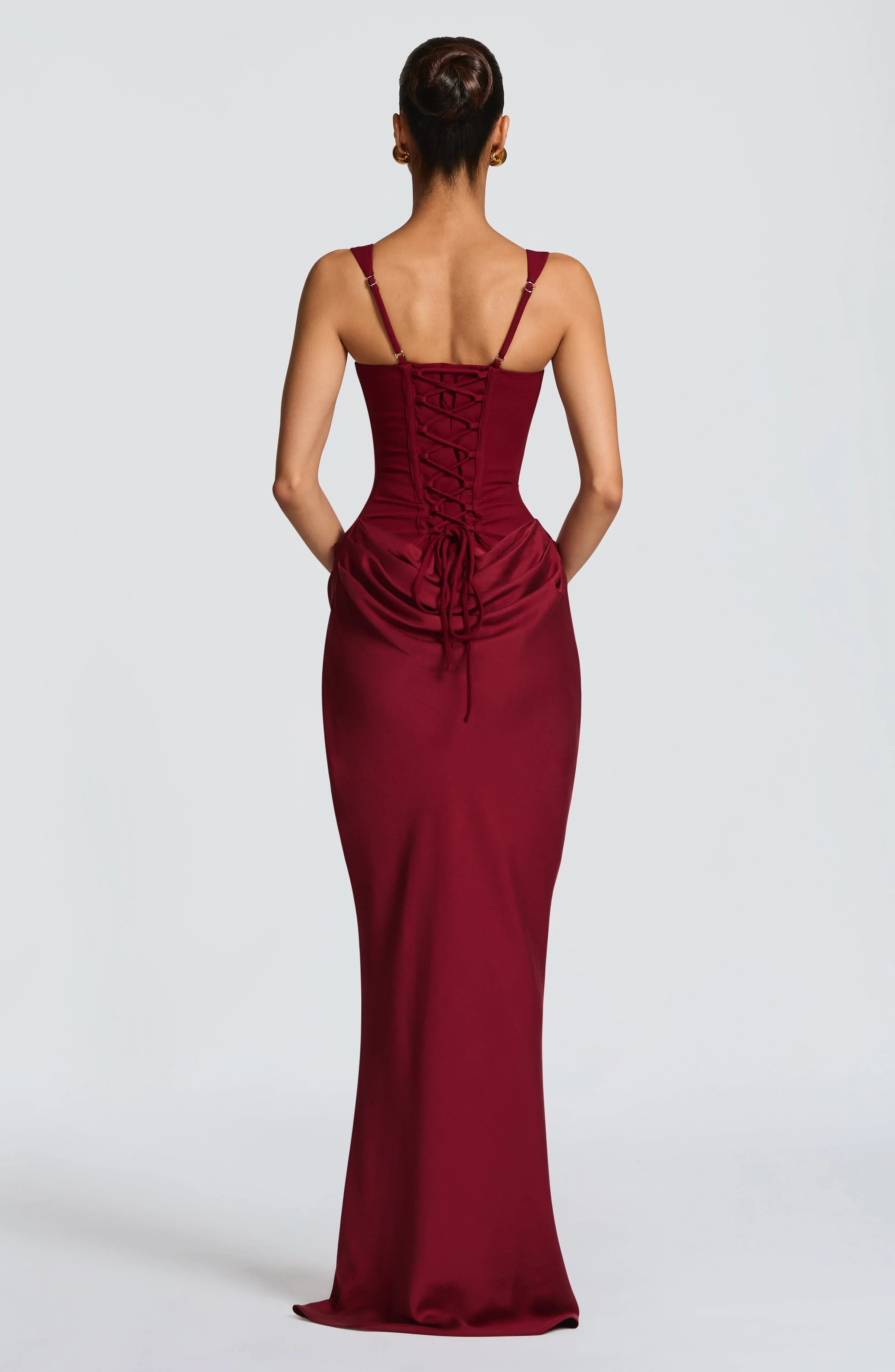 Robe moulante femme, dos nu, en tissu stretch, coupe ajustée, idéale pour les soirées d'été, couleur noire élégante.
