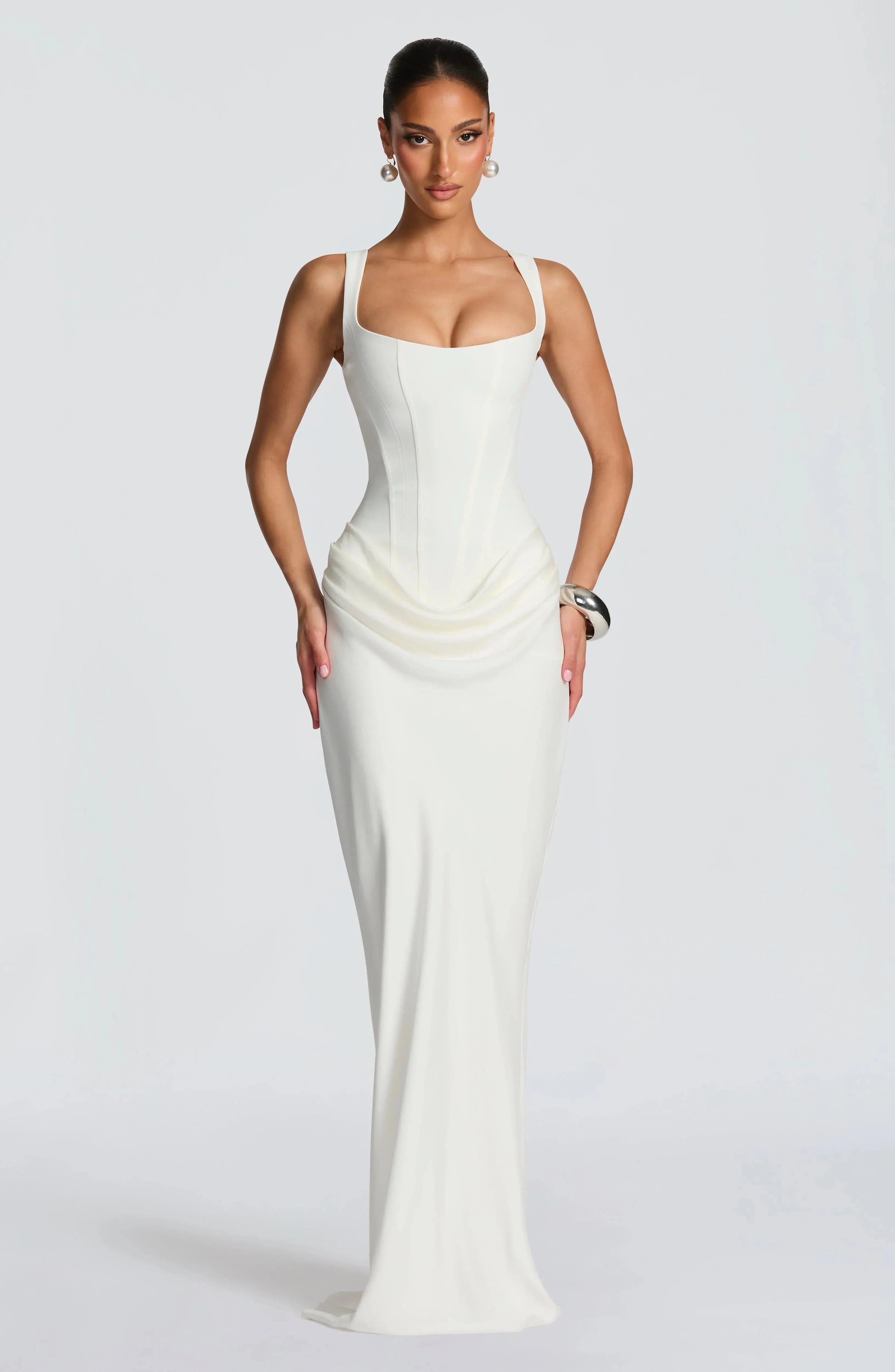 Robe moulante femme en jersey, avec un dos nu élégant et des bretelles fines, parfait pour les soirées d'été.