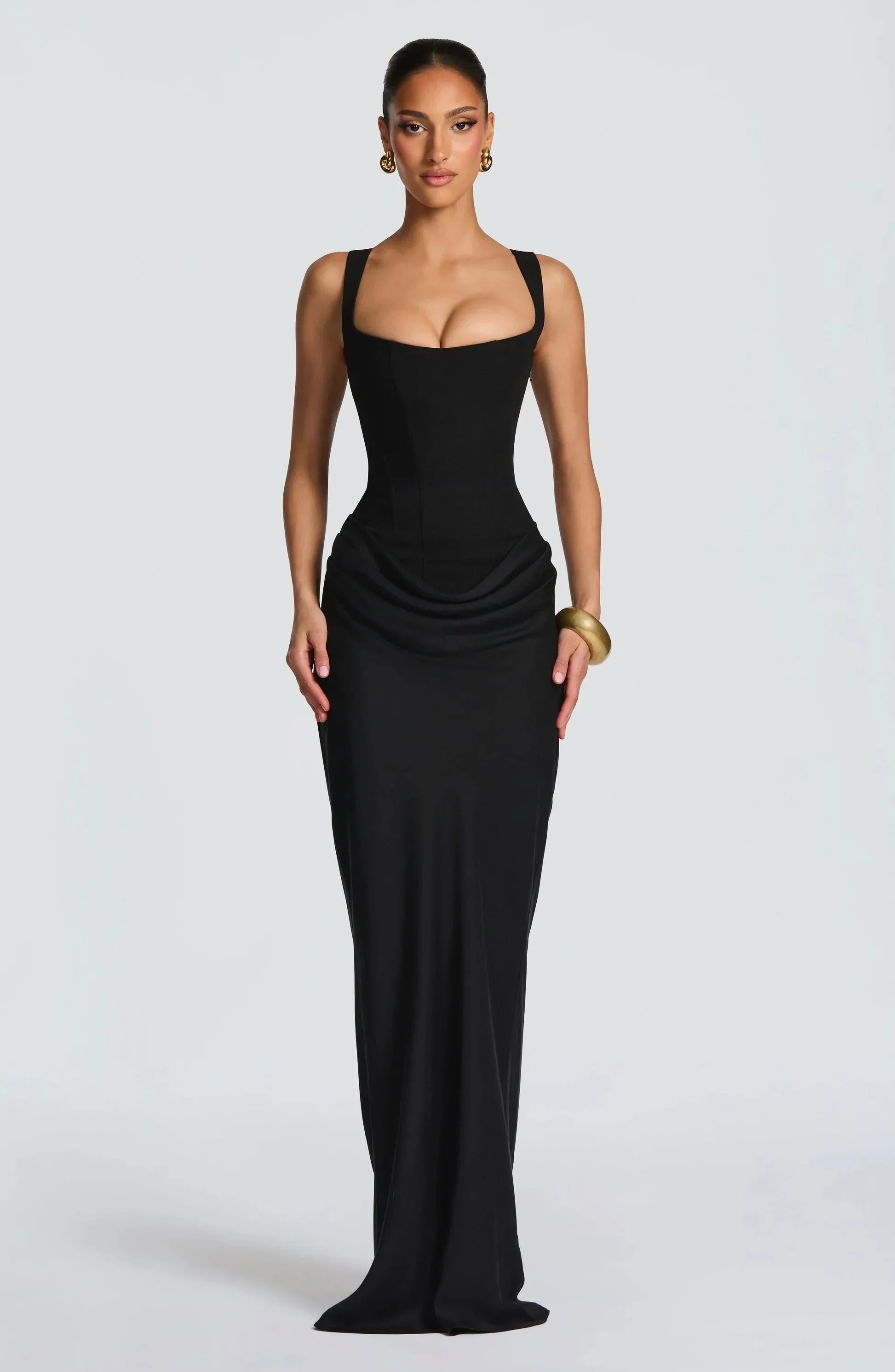 Robe moulante femme dos nu en tissu extensible, avec une coupe ajustée et une nuque dénudée pour un look élégant.