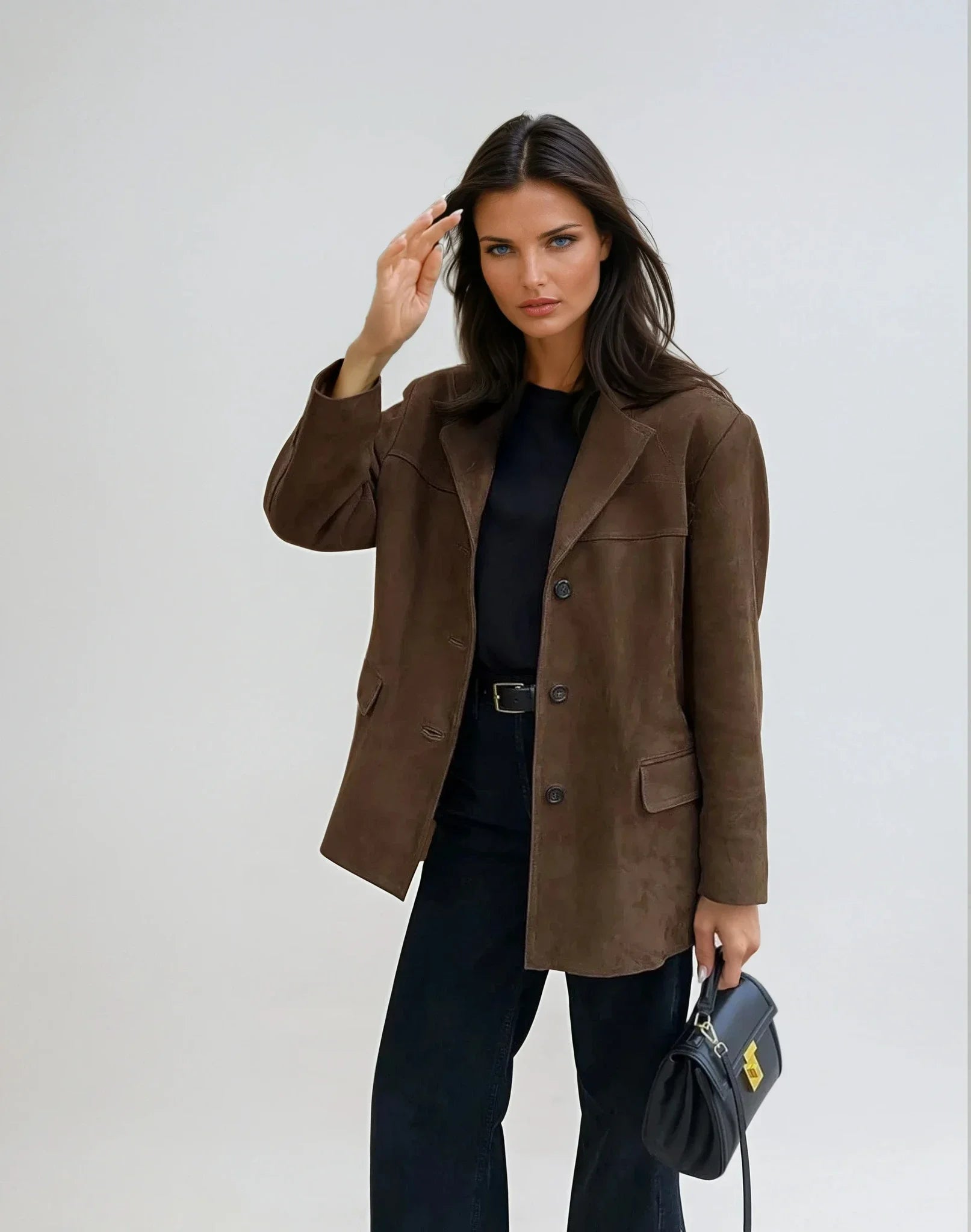 Veste blazer femme en suédine marron, avec poches, au design élégant adapté aux occasions décontractées et formelles.
