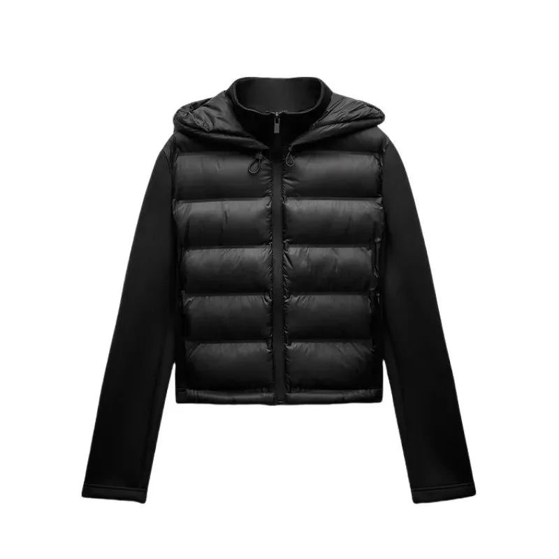 Veste femme noire légère avec capuche et fermeture éclair, adaptée pour diverses conditions météorologiques.